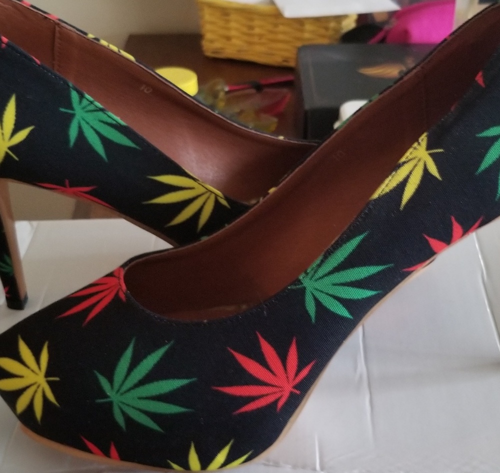 RASTA COLOR WEED PRINT PUMPS